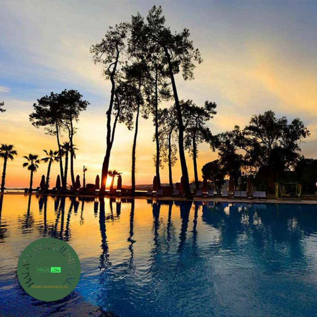 Zwembad bij zonsondergang in halal all inclusive resort Turkije met kinderen