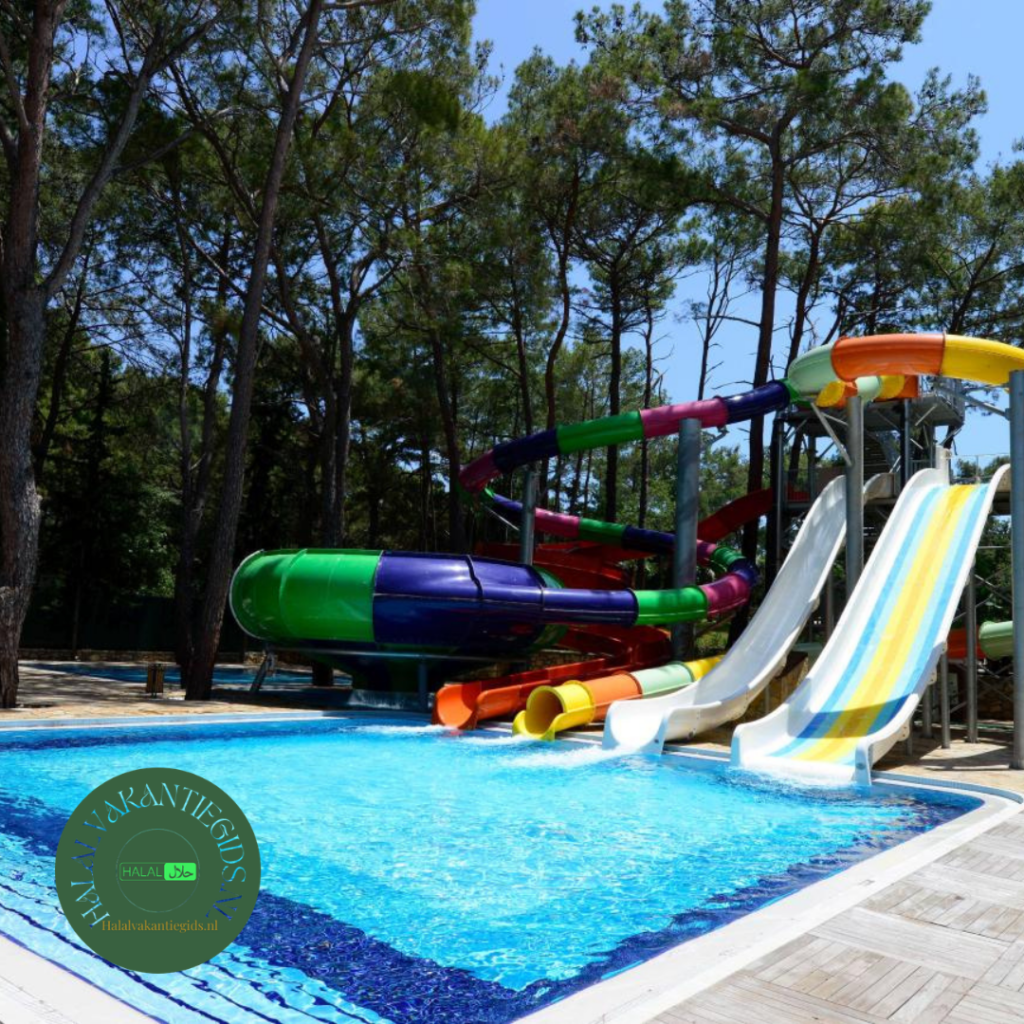Kleurrijke waterglijbanen in aquapark bij halal all inclusive Turkije met kinderen