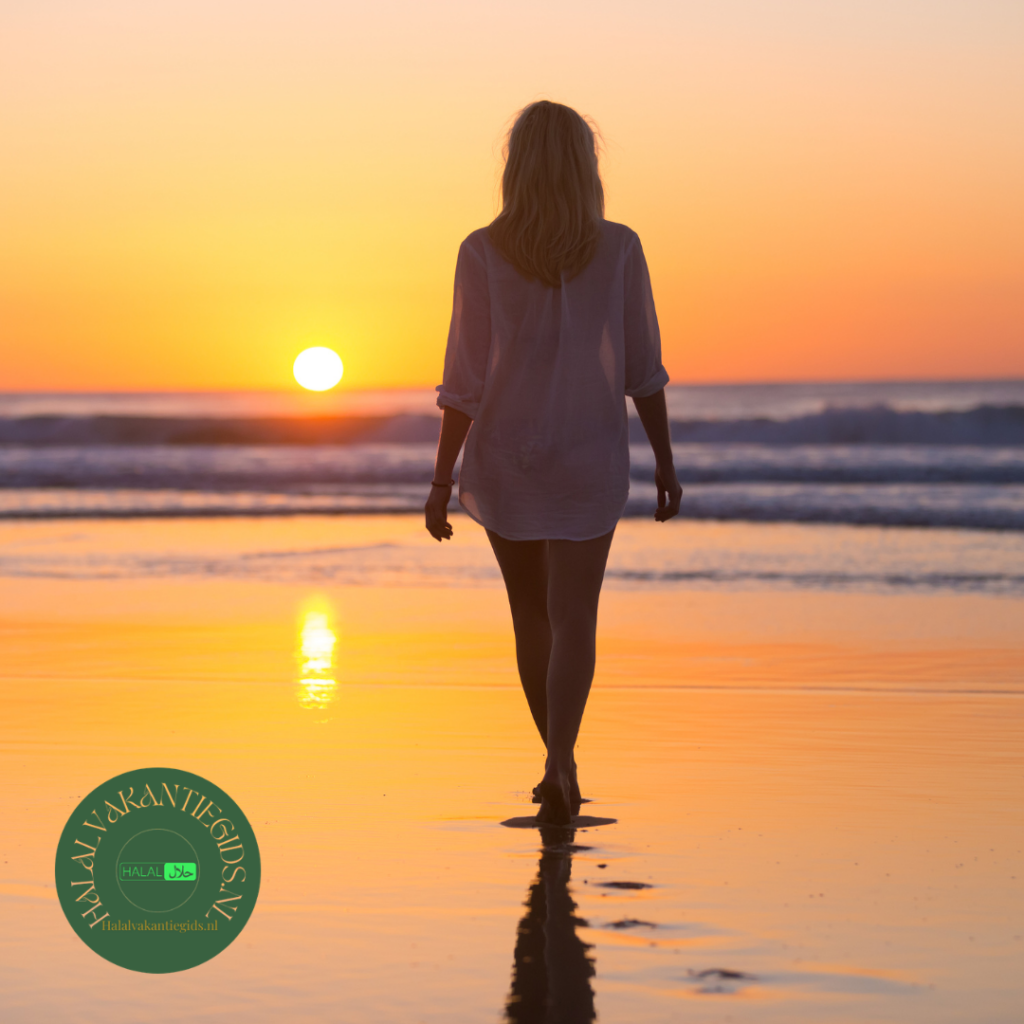 vrouw loopt langs zee bij zonsondergang op ladies only beaches Turkije met privacy en rust via halalvakantiegids.nl