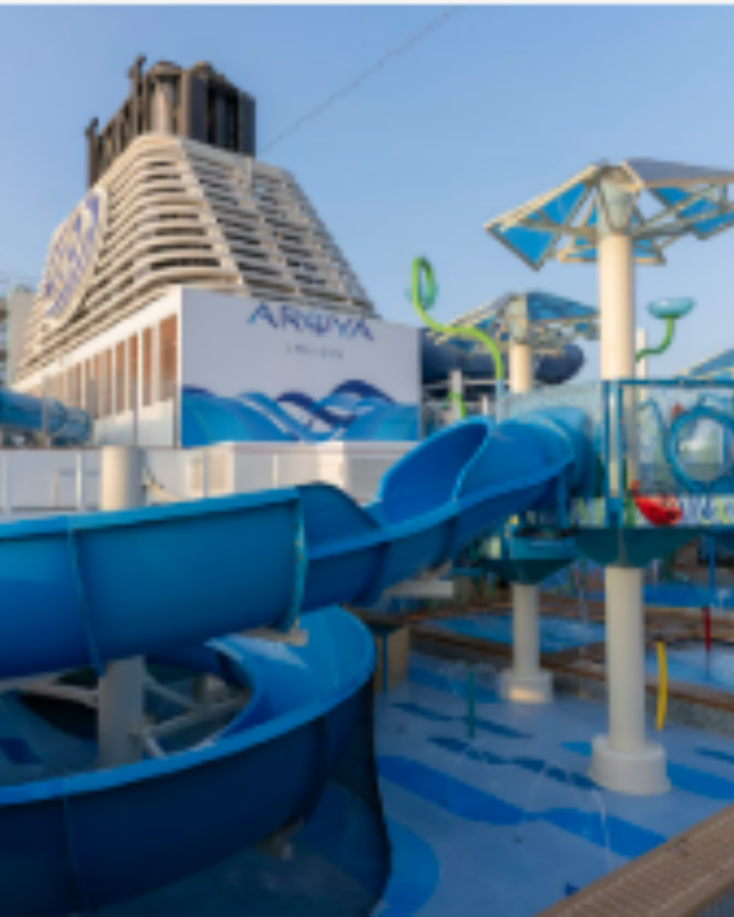Blauwe waterglijbanen en waterspeelzone voor kinderen op het AROYA-cruiseschip