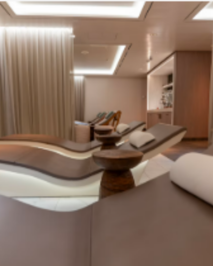 Rustige wellnessruimte met comfortabele ligbedden aan boord van een cruiseschip