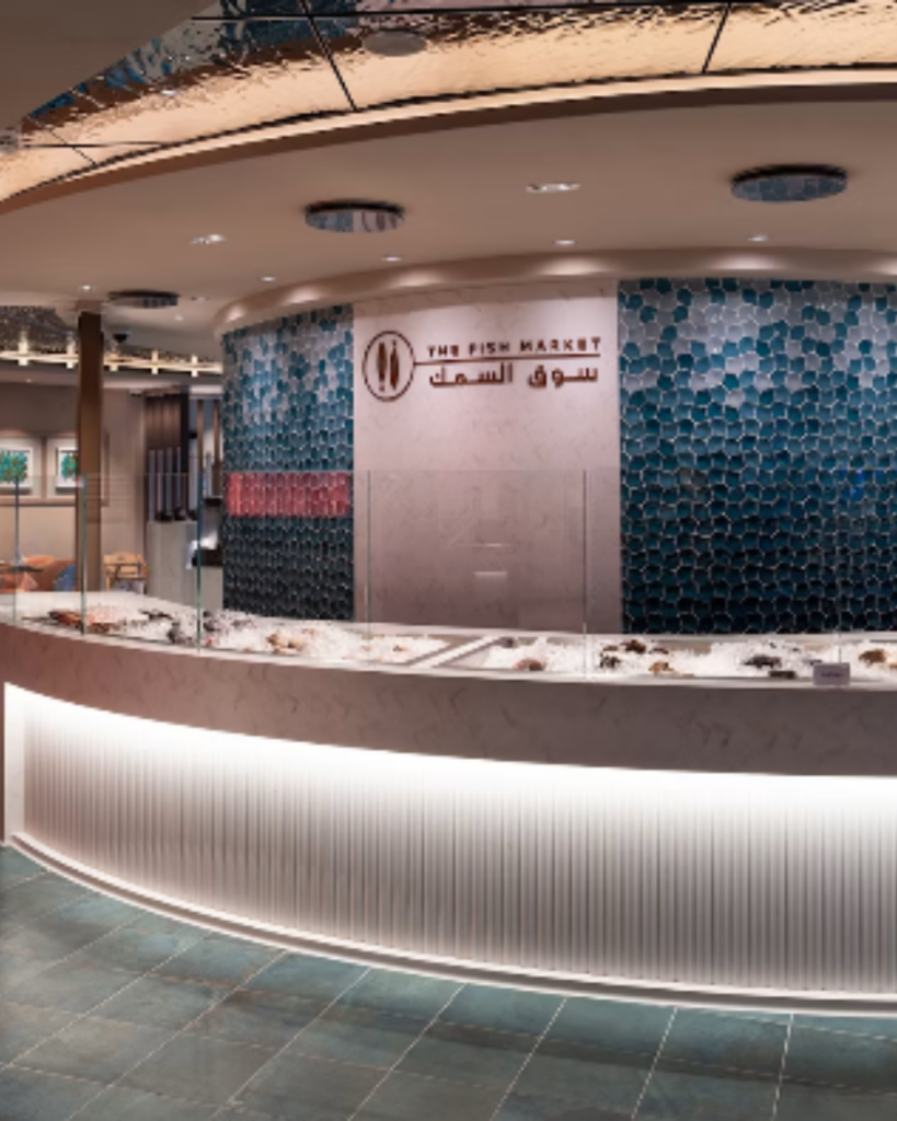 Moderne viscounter van The Fish Market Restaurant aan boord van AROYA
