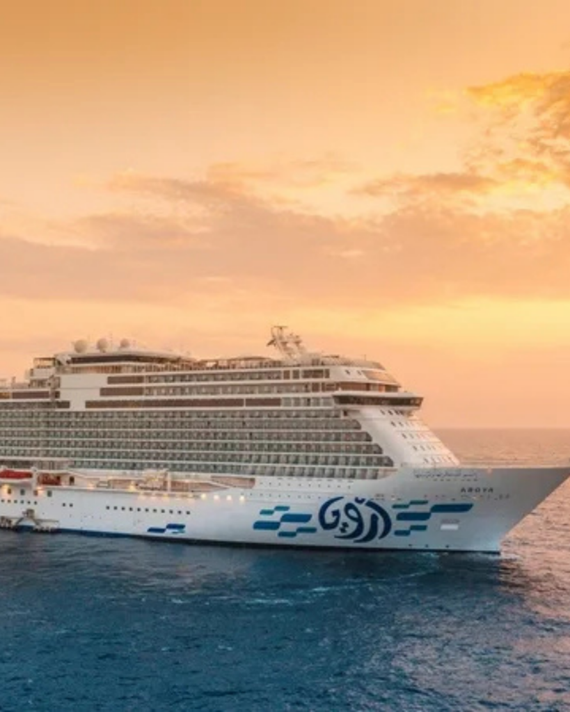 AROYA-cruiseschip varend op zee tijdens een oranje zonsondergang