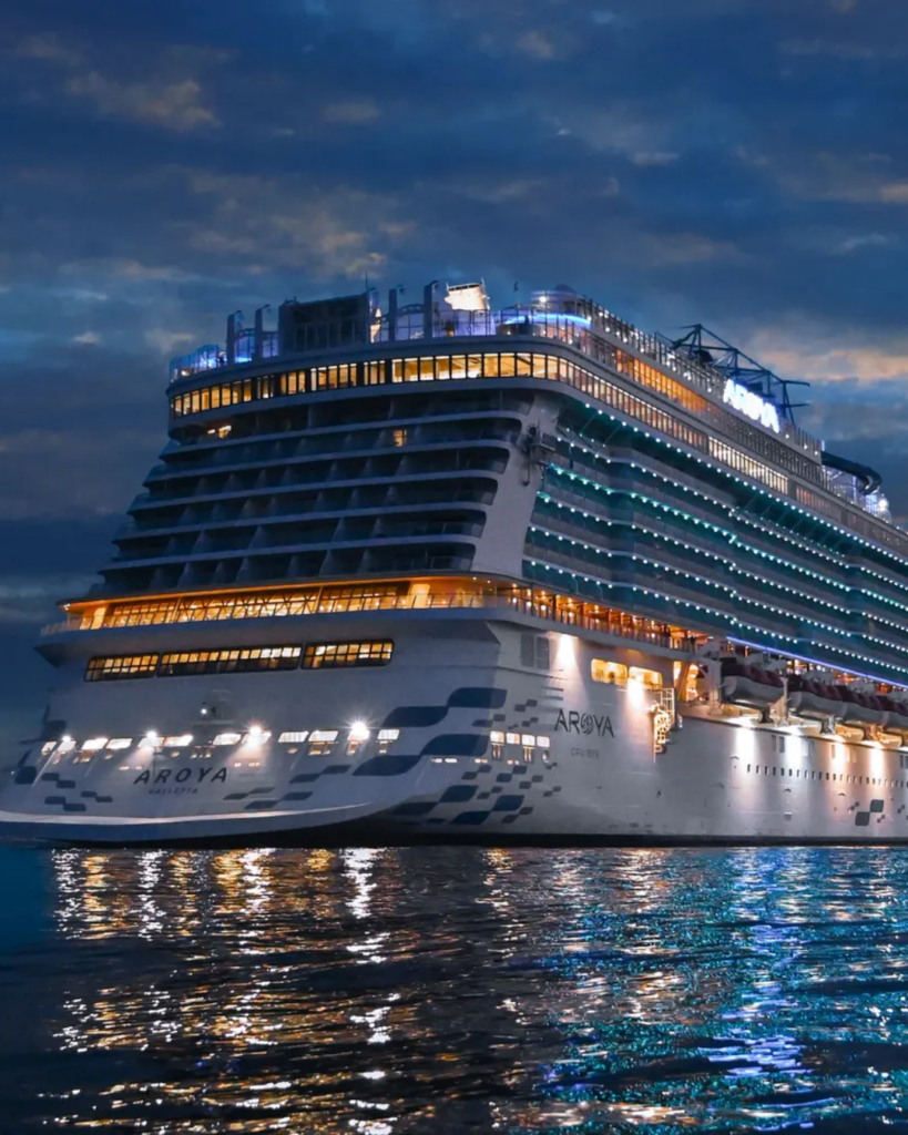 Verlicht AROYA-cruiseschip op zee tijdens de avond