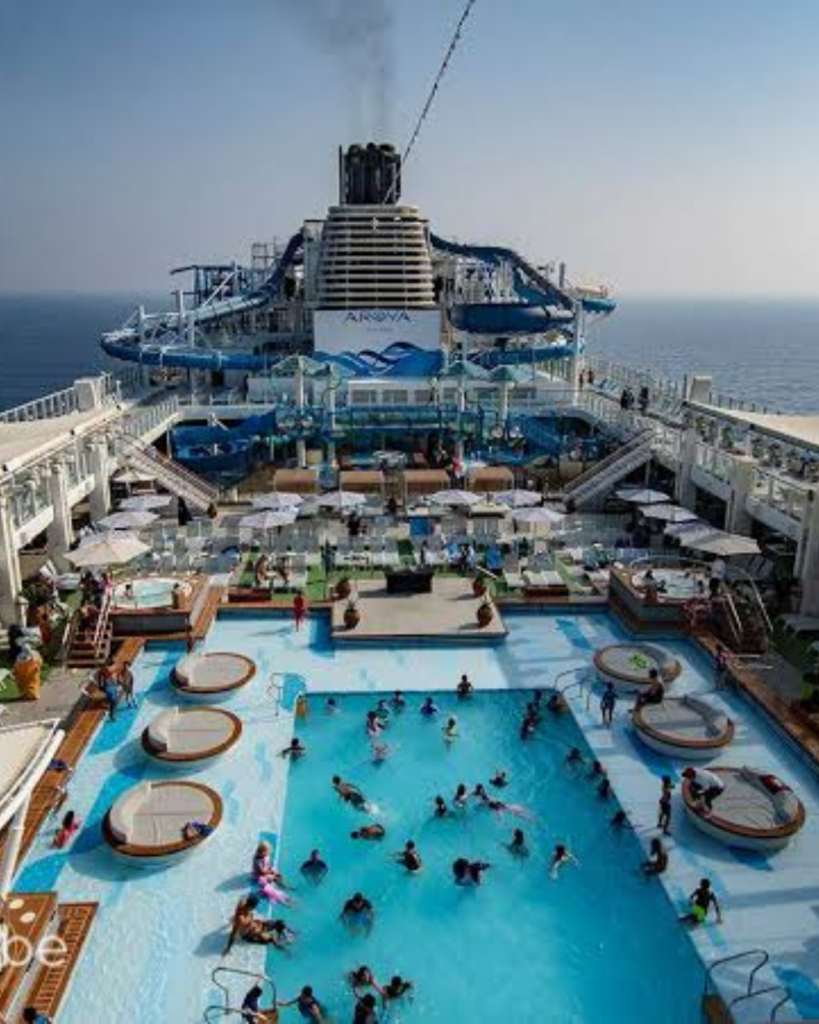 Zwembad en waterglijbanen op het buitendek van het AROYA-cruiseschip