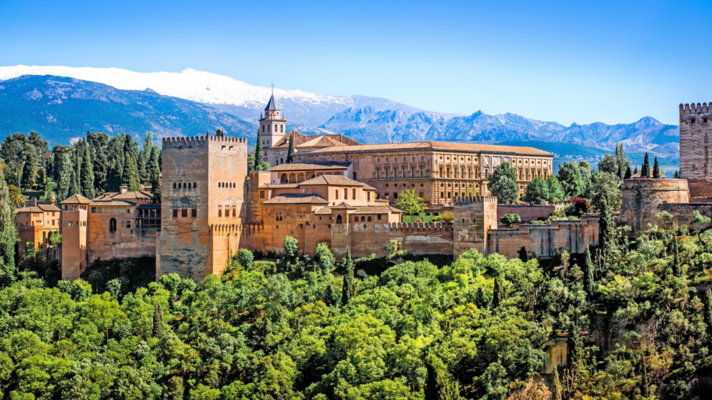 Torens en historische gebouwen van het Alhambra tussen de bomen in Granada.