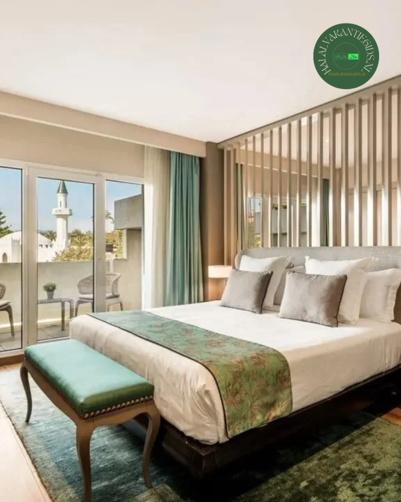 Hotelkamer van Alanda Marbella Hotel met tweepersoonsbed, groene bank en balkon.