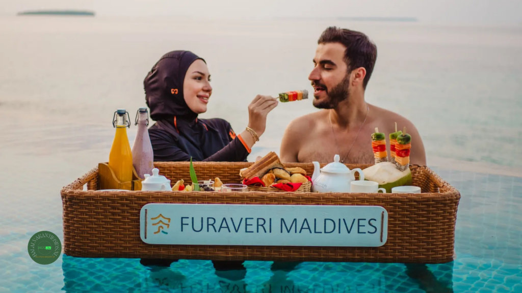 Koppel geniet van een drijvend ontbijt in het zwembad van Furaveri Maldives