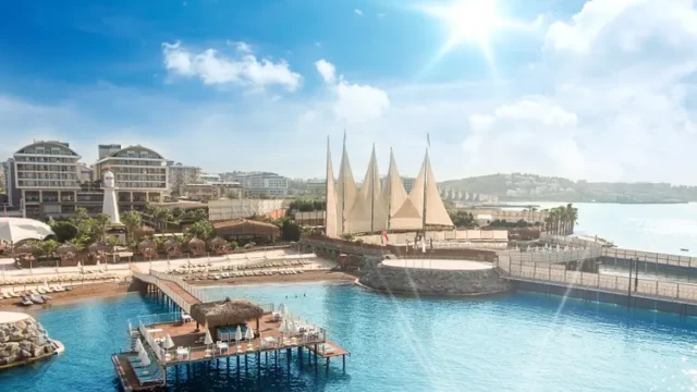 Geniet van een panoramisch uitzicht op het resort en de Middellandse Zee. Panoramisch uitzicht op Adenya Hotel & Resort en de Middellandse Zee