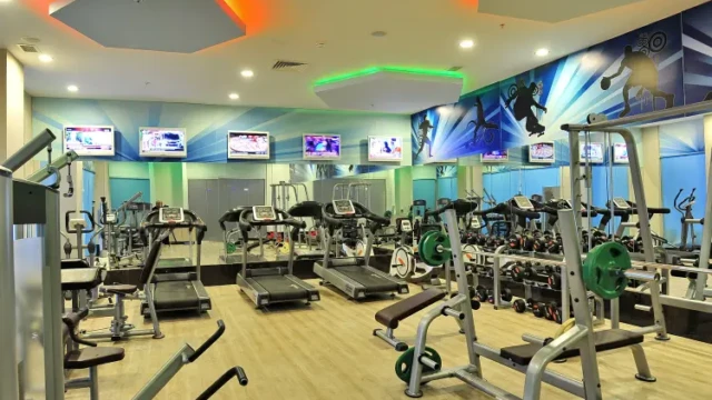 Volledig uitgeruste fitnessruimte met moderne apparatuur. Moderne fitnessruimte in Adenya Hotel & Resort met cardio- en krachtapparatuur