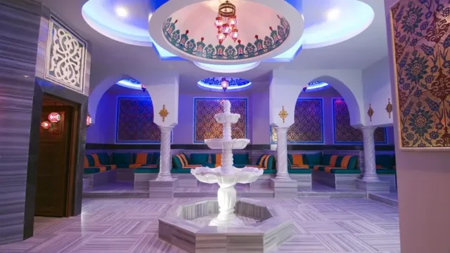 Luxe hammam geïnspireerd op Ottomaanse stijl met fontein en lounges. Ottomaanse hammam in Adenya Hotel & Resort