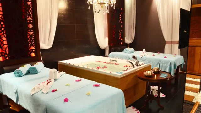 Luxe spa met jacuzzi en massagefaciliteiten voor dames en stellen. Spa en wellnessruimte met massagebedden en jacuzzi in Adenya Hotel & Resort