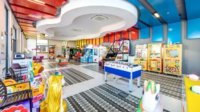 Moderne speelruimte met spelletjes en entertainment voor kinderen. Gamecenter met speelautomaten in Adenya Hotel & Resort