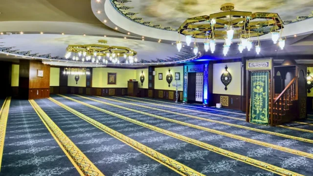 Ruime gebedsruimte met islamitische decoratie en gebedslijnen. Gebedsruimte in Adenya Hotel & Resort met islamitisch interieur