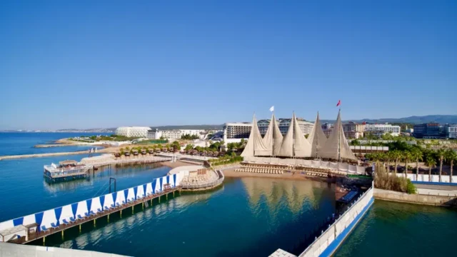 De iconische zeildoeken van Adenya maken het resort direct herkenbaar. Iconische stranden en zeildoeken van Adenya Hotel & Resort