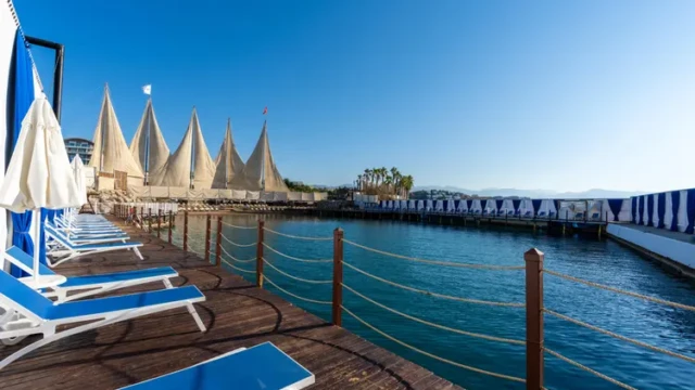 Exclusief vrouwenstrand met volledige privacy en halalvriendelijke service. Ladies-only strand met ligbedden bij Adenya Hotel & Resort