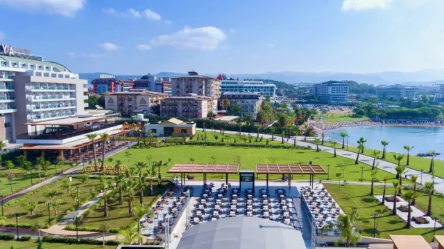 Een luxe halal resort met ruime tuinen en directe toegang tot het strand. Overzicht van Adenya Hotel & Resort met groene tuinen en zeezicht