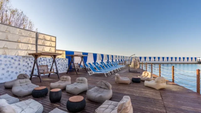 Ontspannen op het zonneterras met comfortabele ligbedden en uitzicht op zee. Relax terras met ligstoelen en zitzakken bij Adenya Hotel & Resort