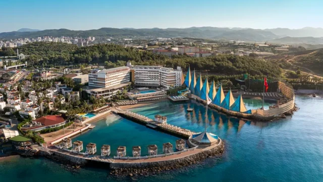 Prachtige ligging aan zee met privéstrand en faciliteiten Luchtfoto van Adin Resort Hotel aan de Middellandse Zee