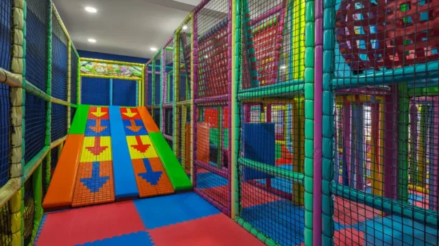Veilig indoor klim- en speelparadijs voor kinderen Indoor klimtoestellen voor kinderen in Adin Resort Hotel