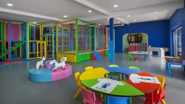 Creatieve kinderclub met knutsel- en speelactiviteiten Speelruimte en knutseltafels in de Kids Club van Adin Resort Hotel