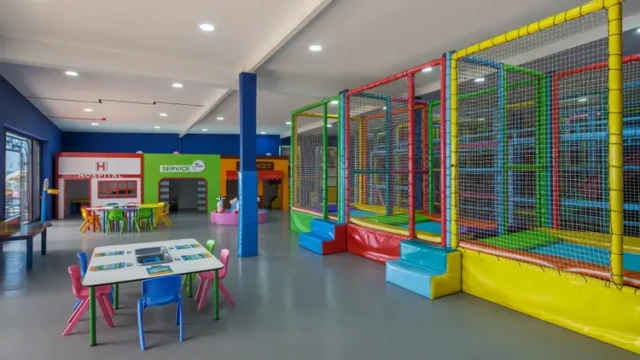 Binnenruimte met kleurrijke speeltoestellen voor kinderen Kinderclub met kleurrijke speeltoestellen in Adin Resort Hotel