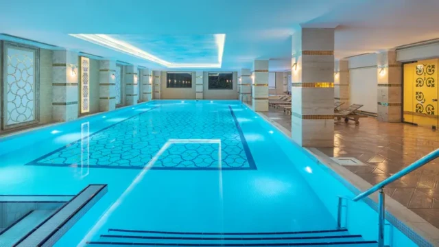Binnenzwembad met wellnessvoorzieningen Luxe binnenzwembad in Adin Resort Hotel Alanya