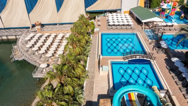 Meerdere zwembaden en glijbanen voor gezinnen Buitenzwembaden en waterglijbanen van Adin Resort Hotel Alanya