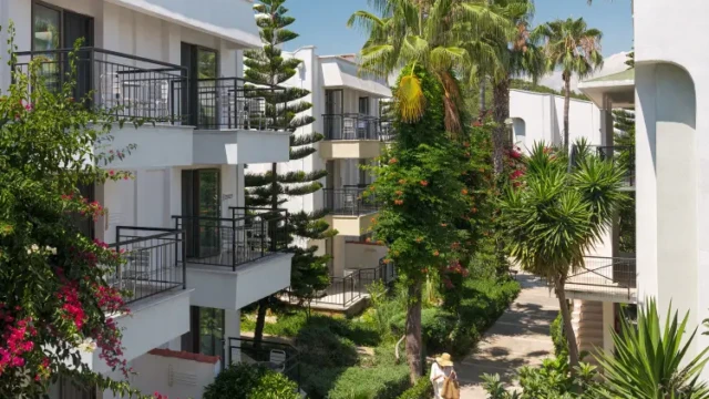 Moderne appartementen tussen groene tuinen Appartementengebouwen in tropische tuin van Adin Resort Hotel