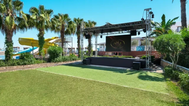 Openluchtpodium voor shows en familieactiviteiten Buitenpodium en entertainmentzone in Adin Resort Hotel Alanya