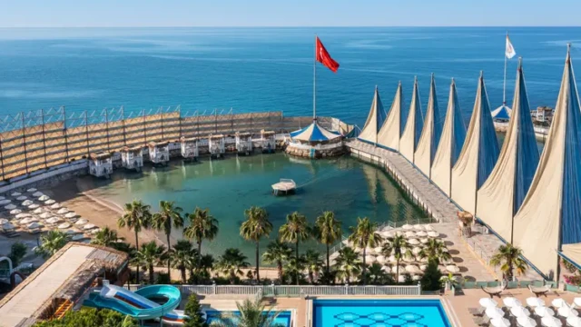 Halalvriendelijke strand- en zwembadzone met privacy Privéstrand en zwembadzone van Adin Resort Hotel in Alanya