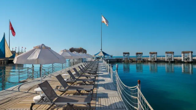 Luxe ligstoelen op de steiger met direct zeezicht Privésteiger met ligstoelen in Adin Resort Hotel Antalya