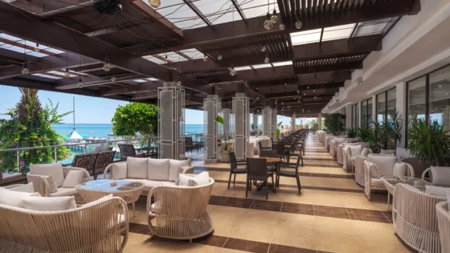 Ruim terras met zitgelegenheden en uitzicht op zee Terras met zeezicht in Adin Resort Hotel Alanya