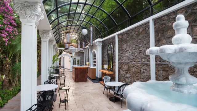 Charmante patio met fontein en zithoeken Overdekte patio met fontein in Adin Resort Hotel