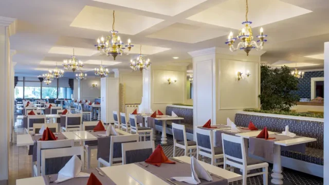 Stijlvol halal restaurant met uitgebreide buffetkeuze Halal restaurant in Adin Resort Hotel met elegante inrichting