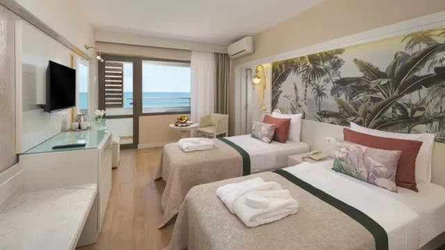 Comfortabele kamer met uitzicht op de Middellandse Zee Adin Resort Hotel kamer met zeezicht en twin bedden in Alanya Antalya