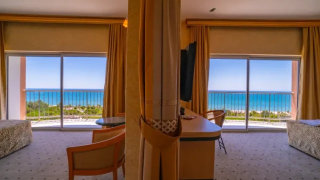 Kamer met dubbele balkondeuren en uitzicht op de Middellandse Zee. Altis Resort Belek halal hotelkamer panorama uitzicht