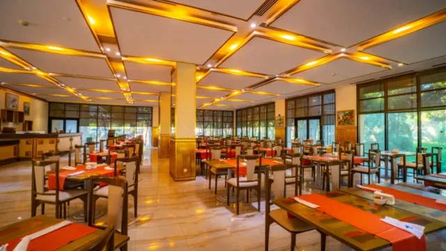 Moderne eetzaal met halal gerechten en gezinsvriendelijke sfeer. Altis Resort Belek halal eetzaal restaurant
