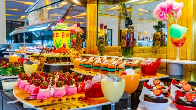 Kleurrijk halal dessertbuffet met gebak en drankjes. Altis Resort Belek halal desserts buffet
