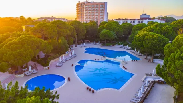 Altis Resort Hotel Belek halal resort zwembadcomplex bij zonsondergang