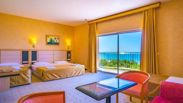 Gezinsvriendelijke kamer met halal voorzieningen en uitzicht op zee. Altis Resort Hotel Belek – ruime familiekamer halal hotel met zeezicht