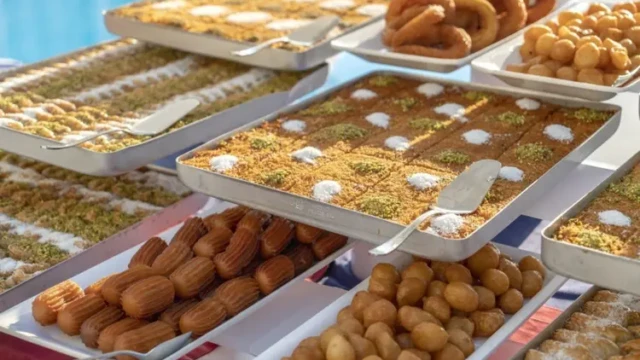 Traditionele Turkse halal desserts in buffetvorm. Halal dessertbuffet Modern Saraylar Hotel Alanya