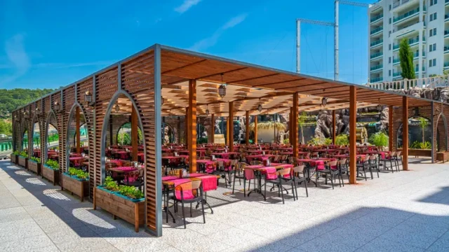 Overdekt buitenrestaurant met halal all-inclusive gerechten. Modern Saraylar Hotel halal buitenrestaurant Alanya