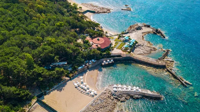 Uitzicht op Modern Saraylar Hotel en privéstranden in Alanya. Luchtfoto Modern Saraylar Hotel halal resort Alanya