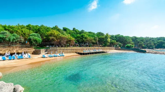 Het rustige strand van Modern Saraylar Hotel in Alanya. Halal strand Modern Saraylar Hotel Alanya