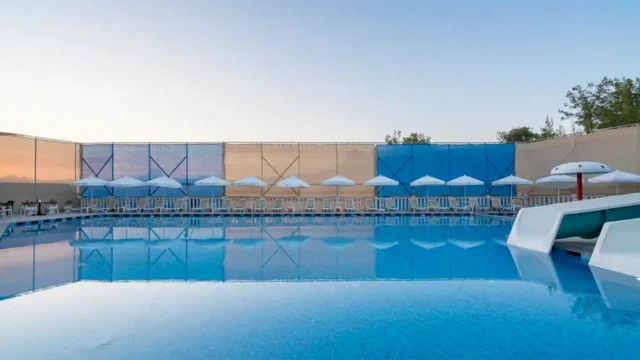 Volledig afgeschermd vrouwenzwembad met privacy bij Modern Saraylar Hotel. Ladies-only zwembad Modern Saraylar Hotel Alanya