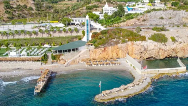 Unieke ligging direct aan zee met privéstrand. Luchtfoto Sea Star Hotel Alanya met strand en pier