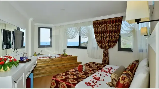 Kamer met jacuzzi en romantische decoratie, ideaal voor stellen. Luxe kamer met jacuzzi en romantische inrichting – Sea Star Hotel Alanya