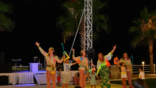 Avondshow met kinderen en artiesten bij Sea Star Hotel Alanya