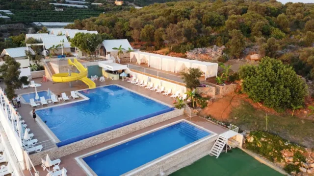 Luxe buitenzwembaden met glijbaan en cabana’s in Alanya. Zwembaden met waterglijbaan en cabana’s bij Sea Star Hotel Alanya